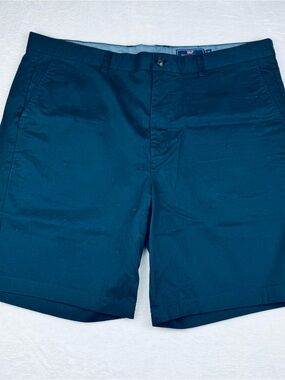 Vineyard Vines Breaker shorts. Men’s size 40. Navy blue.